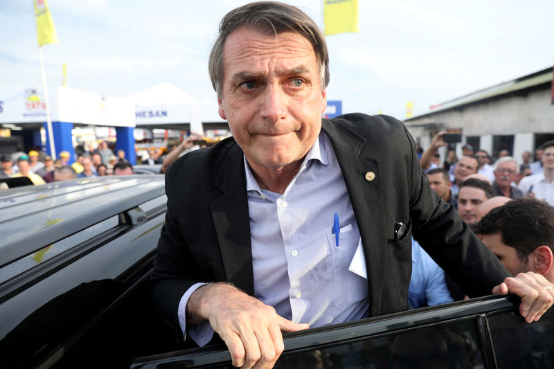 © Reuters. Candidato do PSL à Presidência, Jair Bolsonaro, deixa feita agropecuária em Esteio, no Rio Grande do Sul