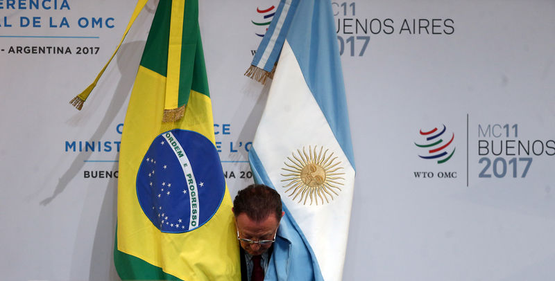 © Reuters. Homem posiciona bandeiras do Brasil e da Argentina em Buenosn Aires, Argentina