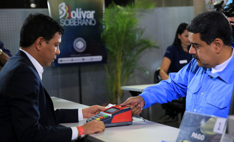 © Reuters. Venezuela's President Nicolas Maduro participates in the process of buying a savings certificate in gold at Venezuela's Central Bank in Caracas