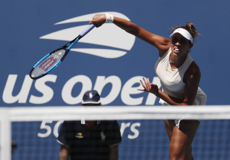 © Reuters. La estadounidense Madison Keys saca contra la eslovaca Dominika Cibulkova