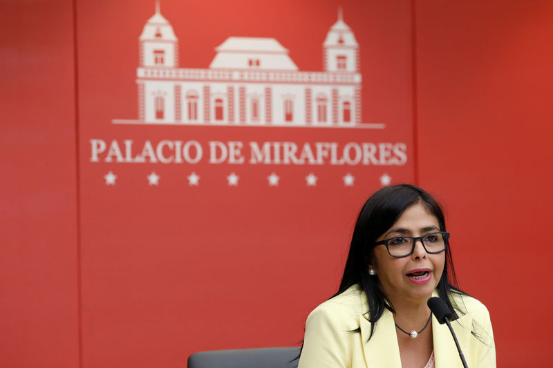 © Reuters. Foto del lunes de la vicepresidenta de Venezuela Delcy Rodriguez en una rueda de prensa en el Palacio de Miraflores