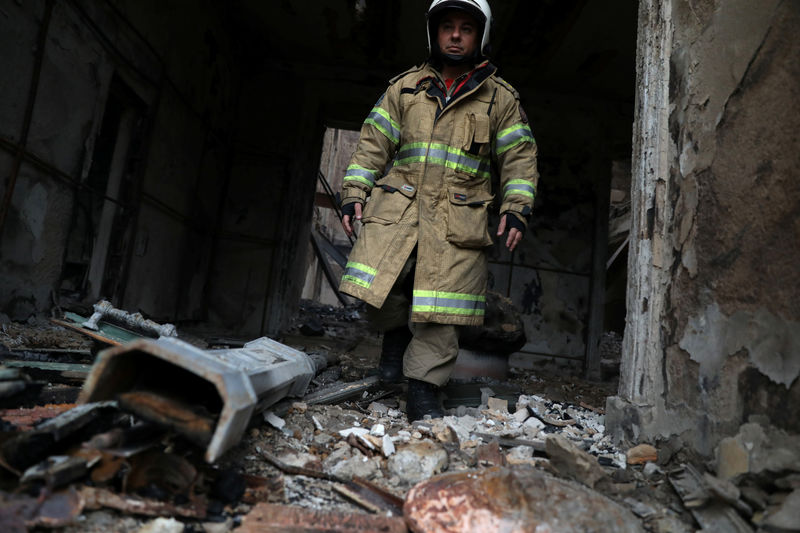 © Reuters. Un bombero camina entre restos chamuscados tras un incendio en el Museo Nacional de Brasil en Río de Janeiro