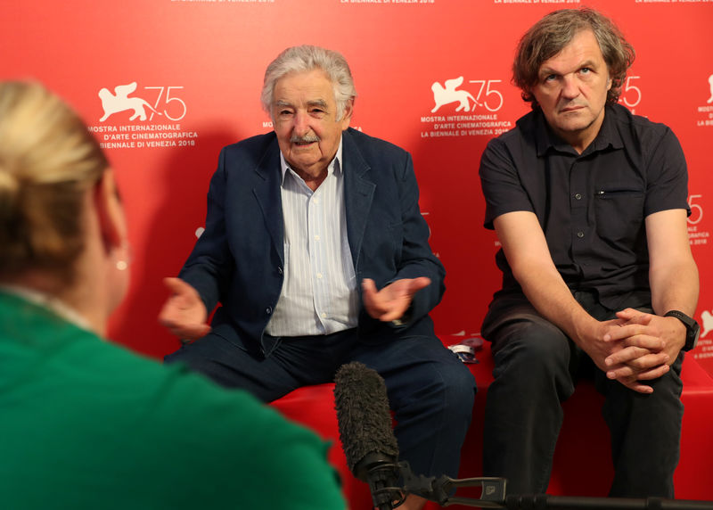 © Reuters. El director de cine Emir Kusturica y el expresidente uruguayo José Mujica durante una entrevista con Reuters en el marco del 75th Festival Internacional de Cine de Venecia