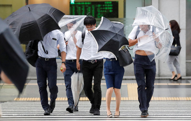 © Reuters. اليابان تصدر تحذيرات لمئات الآلاف مع اقتراب الإعصار جيبي