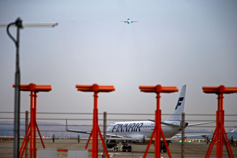 © Reuters. An airplane from Finnair prepares to take-off at Cointrin airport in Geneva