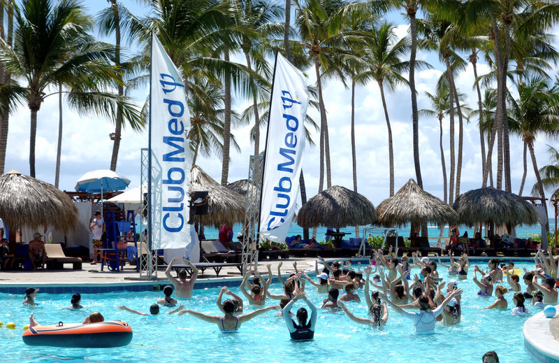 © Reuters. FILE PHOTO: Club Med banners blow in the wind at the swimming pool at the Club Med Punta Cana vacation resort in the Dominican Republic
