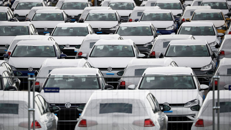 © Reuters. New Volkswagen cars are seen at the Berlin Brandenburg international airport Willy Brandt (BER) in Schoenefeld