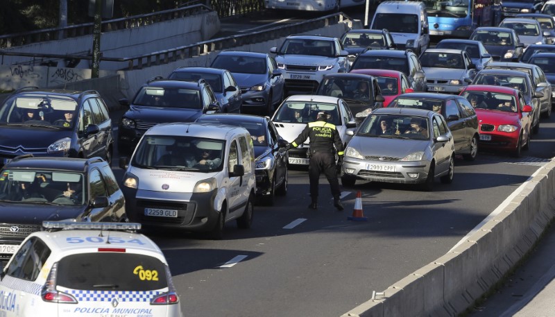 © Reuters. La DGT aboga por nuevas medidas tras aumentar en verano las muertes en carretera