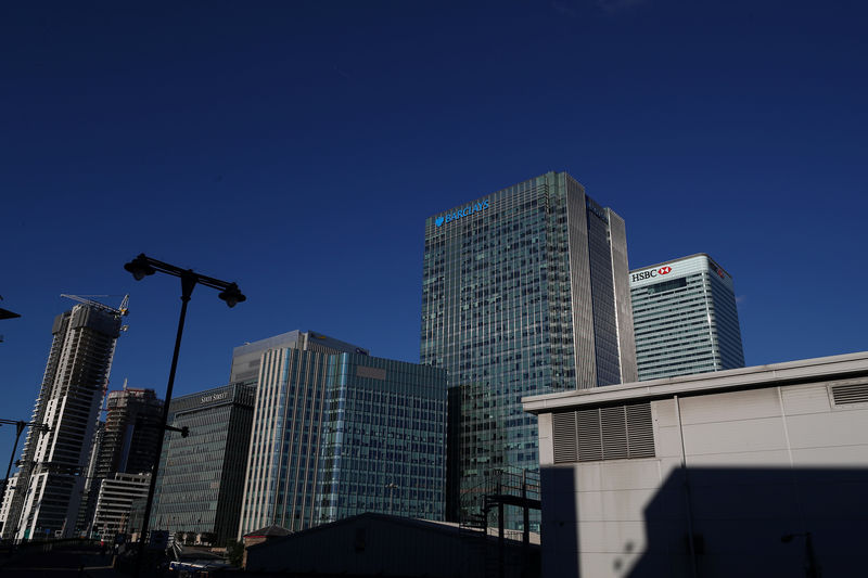 © Reuters. HSBC and Barclays' buildings in Canary Wharf are seen on a clear morning in London