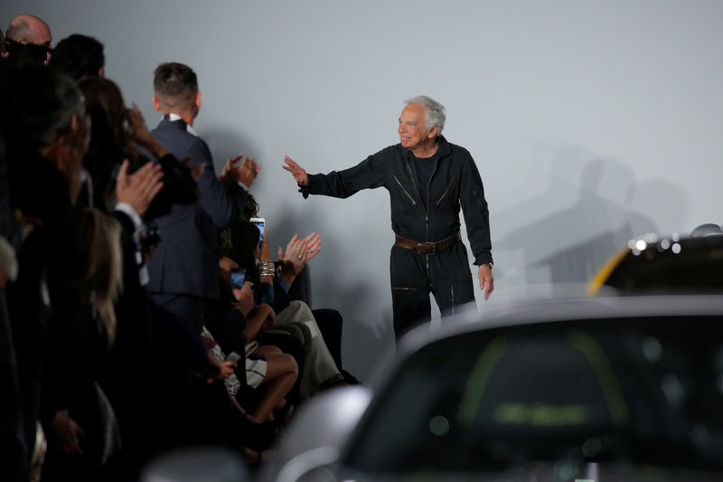 © Reuters. Designer Ralph Lauren acknowledges attendees after presenting his Spring/Summer 2018 collection in a show that was presented in Lauren's private garage for New York Fashion Week in Manhattan, New York.