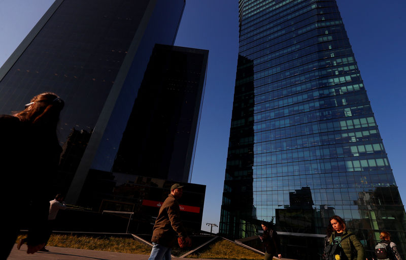 © Reuters. People walk in Buenos Aires' financial district
