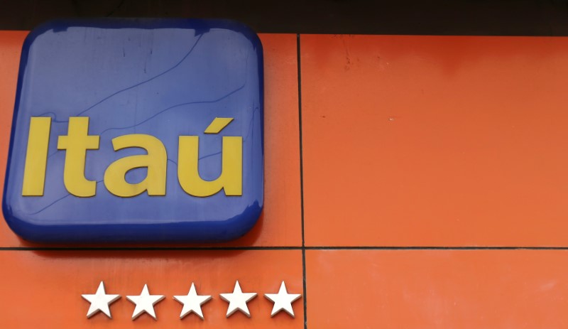 © Reuters. Logo do Itaú em agência no Rio de Janeiro