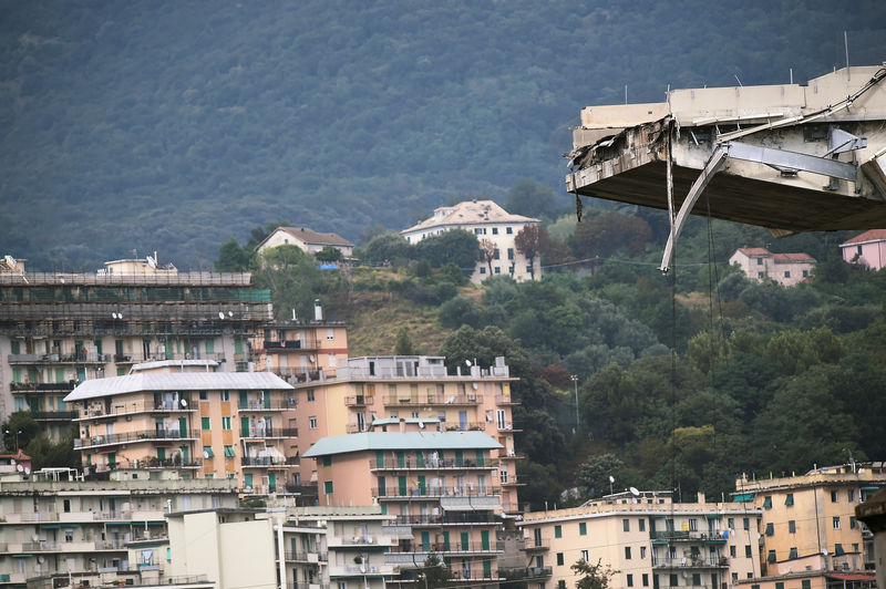 © Reuters. Il ponte Morandi a Genova dopo il crollo del 14 agosto