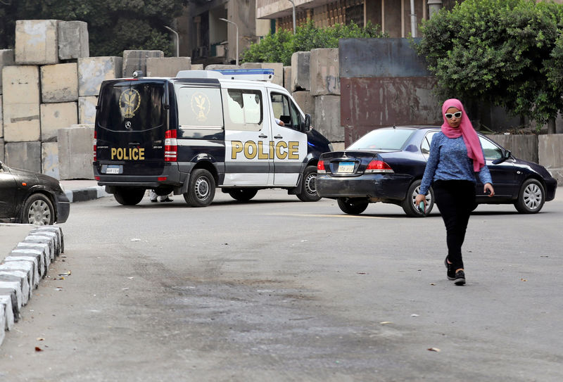 © Reuters. بيان: القبض على شاب بعد اشتعال حقيبة اعتزم استخدامها "في عمل عدائي" بالقاهرة