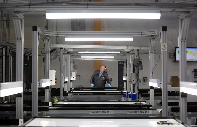 © Reuters. Production operator checks a panel at the SolarWorld solar panel factory in Hillsboro