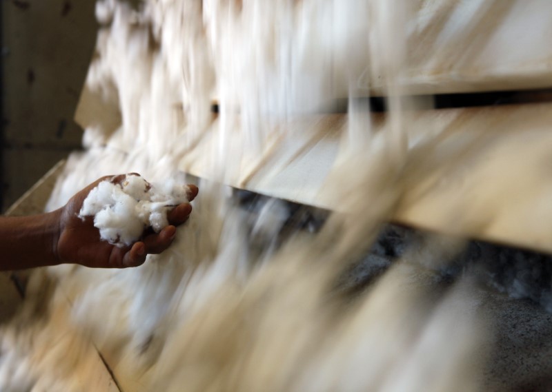 © Reuters. Processamento de algodão em fazenda em Deciolândia, Mato Grosso