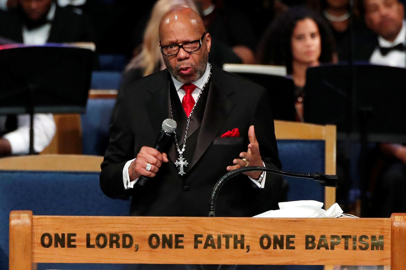 © Reuters. Reverendo Jasper Williams Jr. durante funeral da cantora Aretha Franklin em Michigan, Estados Unidos