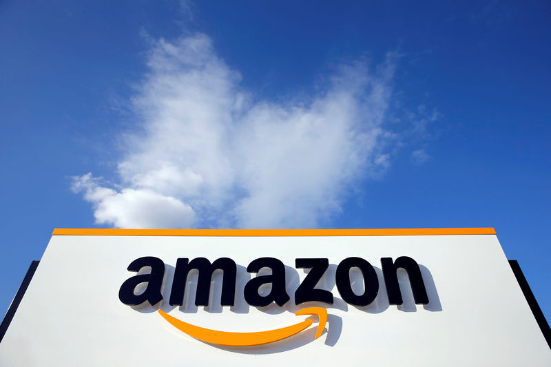 © Reuters. Логотип Amazon на логистическом центре в Бове
