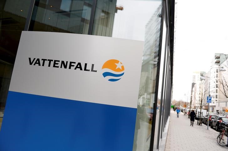 © Reuters. FILE PHOTO - Vattenfall logo is seen on its headquaters in Stockholm