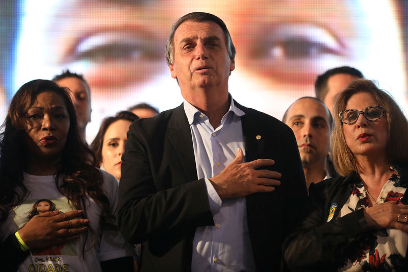 © Reuters. Candidato do PSL à Presidência, Jair Bolsonaro, ouve o Hino Nacional durante encontro com mulheres em Porto Alegre