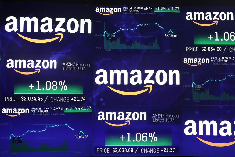 © Reuters. Logotipo da Amazon.com e informações sobre os preços das ações são vistos nas telas do Nasdaq Market Site em Nova York