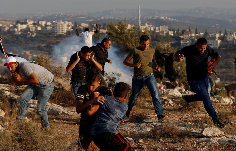 © Reuters. إصابة ثلاثة صحفيين وفلسطينيين خلال مواجهات على أرض تريد إسرائيل مصادرتها