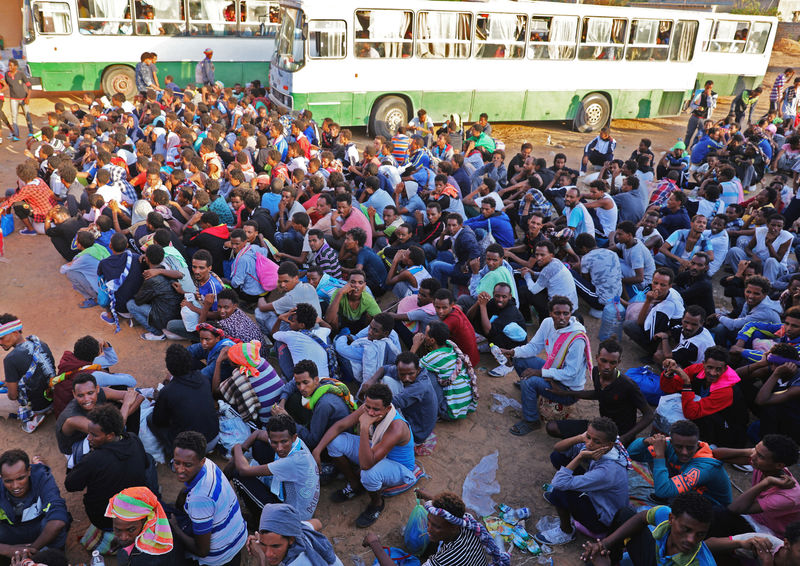 © Reuters. Imigrantes após transferência de centros de detenção em meio a conflito em Trípoli