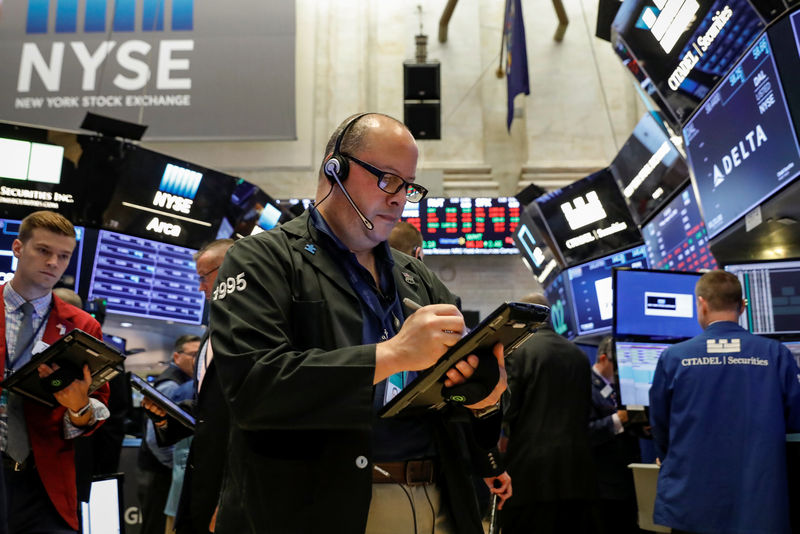 © Reuters. Traders work on the floor of the NYSE in New York