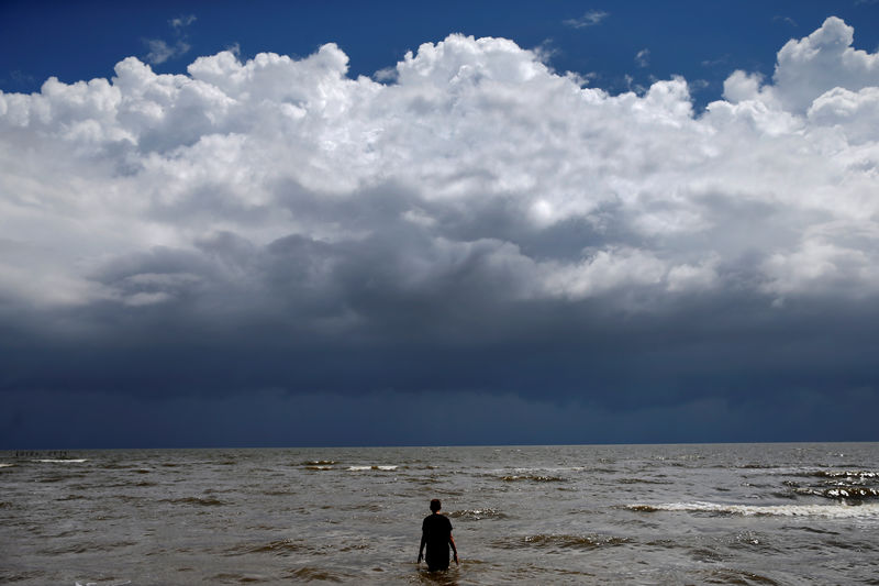 © Reuters. Jovem entra no oceano enquanto a tempestade tropical Gordon se aproxima de Waveland, Mississippi, EUA