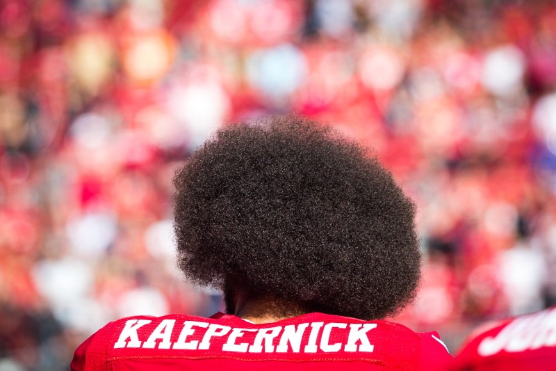 © Reuters. Quarterback Colin Kaepernick antes de jogo da NFL em Santa Clara, Califórnia, EUA