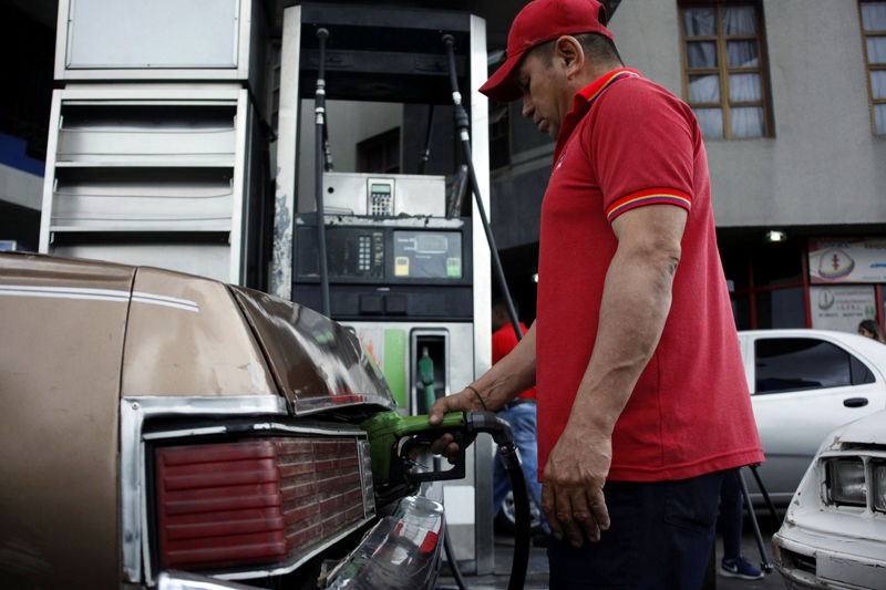 © Reuters. Carro é abastecido em San Antonio, na Venezuela