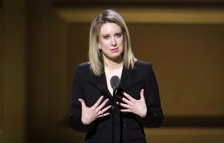 © Reuters. FILE PHOTO: Theranos CEO Holmes speaks on stage at the Glamour Women of the Year Awards where she receives an award, in the Manhattan borough of New York