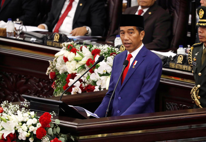 © Reuters. Indonesian President Widodo deliver a speech in front of parliament members in Jakarta