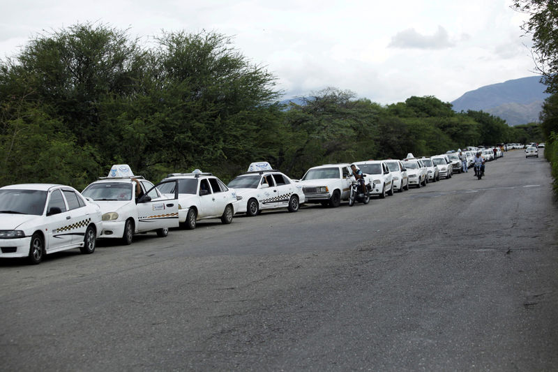 © Reuters. Colas de conductores venezolanos provocadas por el nuevo sistema de pago de gasolina