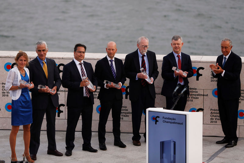 © Reuters. Jean Bennett, Alfred M. Maguire, Robin Ali, James Bainbridge, Samuel G. Jacobson, T. Michael Redmond y el presidente de Portugal, Marcelo Rebelo de Sousa, participan de la ceremonia de entrega del Premio Visión António Champalimaud 2018 en la Fundación Champalimaud en Lisboa