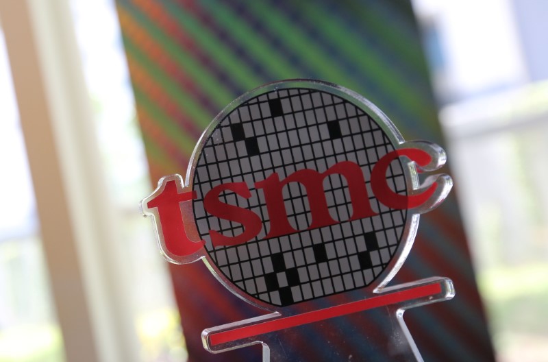 © Reuters. A logo of Taiwan Semiconductor Manufacturing Co (TSMC) is seen at its headquarters in Hsinchu