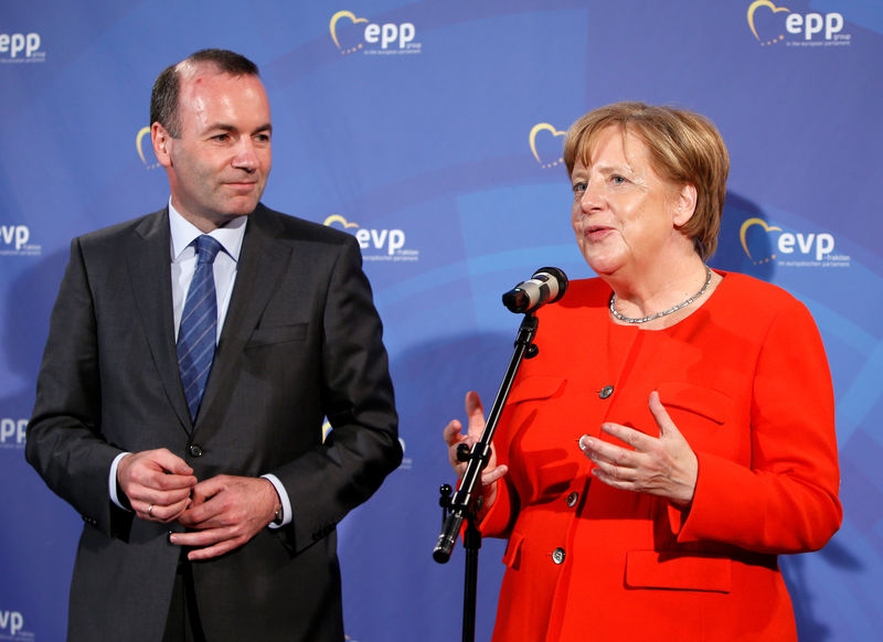 © Reuters. L'eurodeputato conservatore tedesco Manfred Weber accanto alla cancelliera Angela Merkel