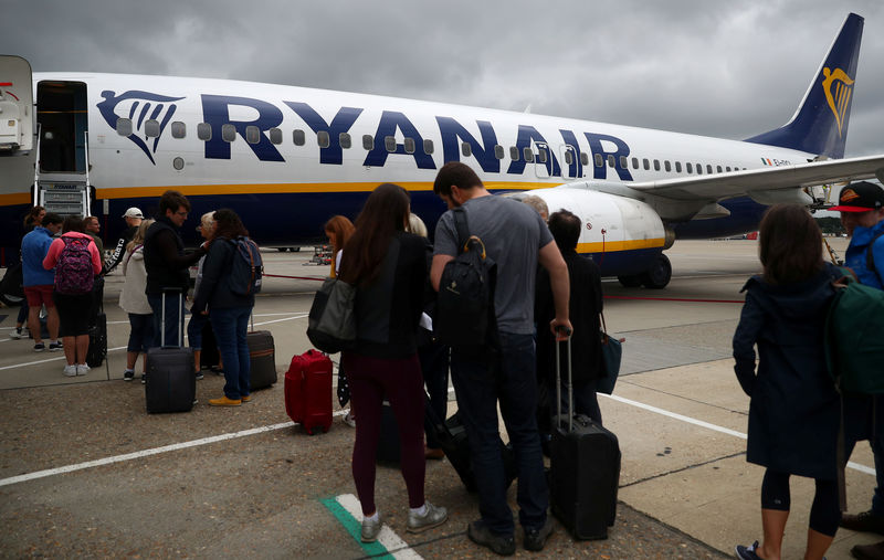 © Reuters. Passengers wait to board a Ryanair flight at Gatwick Airport in London