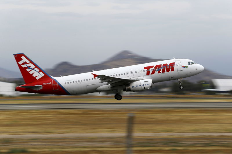 © Reuters. Avião da TAM decola de aeroporto em Santiago, no Chile