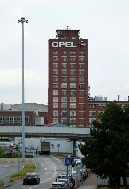 © Reuters. FILE PHOTO: The production plant of carmaker Opel is pictured in Ruesselsheim