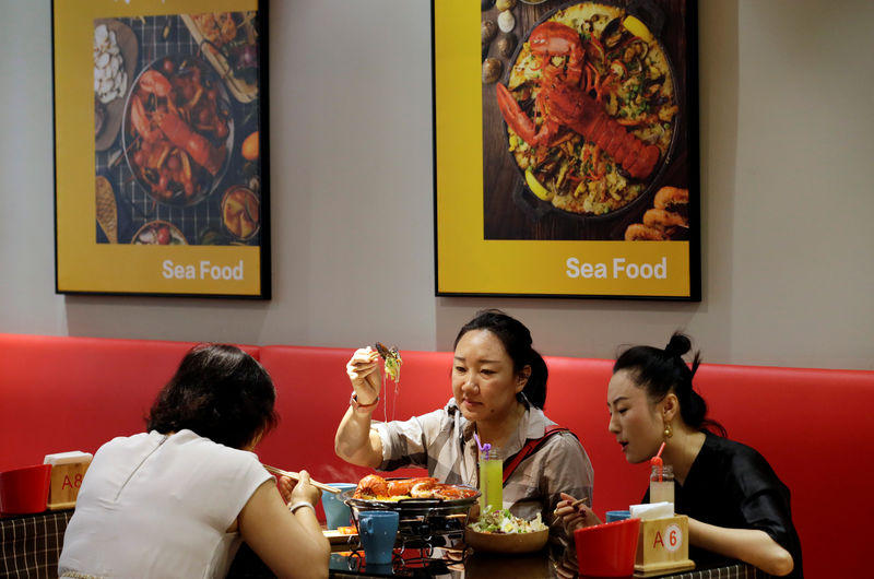 © Reuters. Mulheres almoçam em restaurante em Pequim, na China