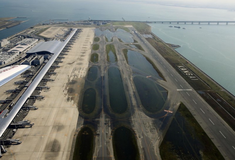 © Reuters. Visão aérea de pista do aeroporto de Kansai, no Japão, após passagem do tufão Jebi