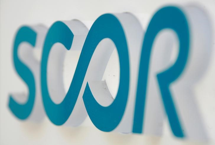 © Reuters. FILE PHOTO: FILE PHOTO: The logo of reinsurer SCOR is pictured on their building in Zurich