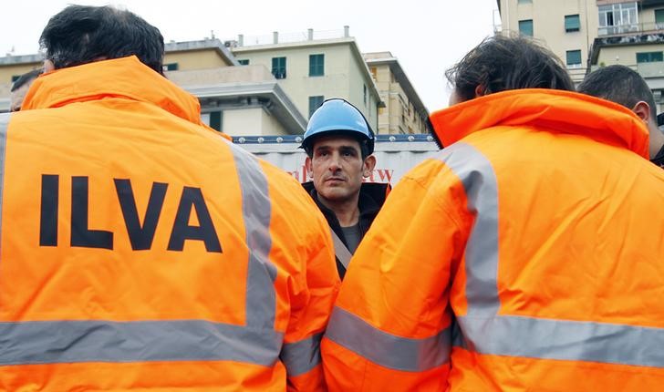 © Reuters. Workers from ILVA steel plant stage a protest on the west highway in Genoa