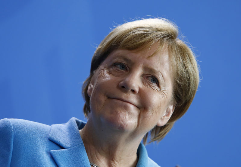 © Reuters. German Chancellor Merkel welcomes Czech Prime Minister Babis in Berlin