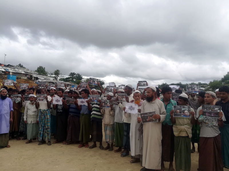 © Reuters. Refugiados rohingya protestam condenação de repórteres da Reuters em Cox's Bazar, Bangladesh