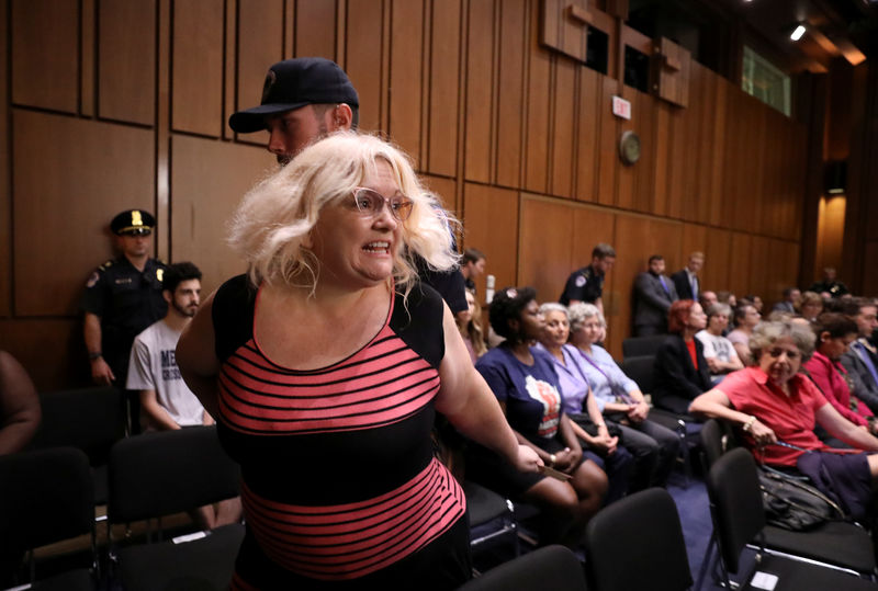 © Reuters. Manifestante é retirada de audiência de confirmação de indicado à Suprema Corte Brett Kavanaugh no Senado dos EUA