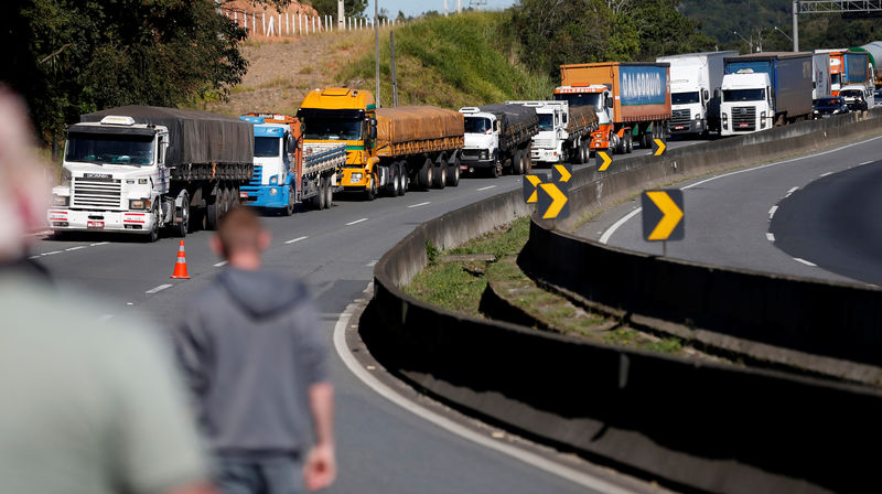 © Reuters. Caminhoneiros bloqueiam trecho da BR-116 durante greve