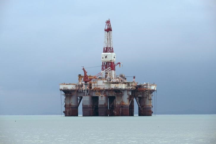 © Reuters. Plataforma de petróleo na costa