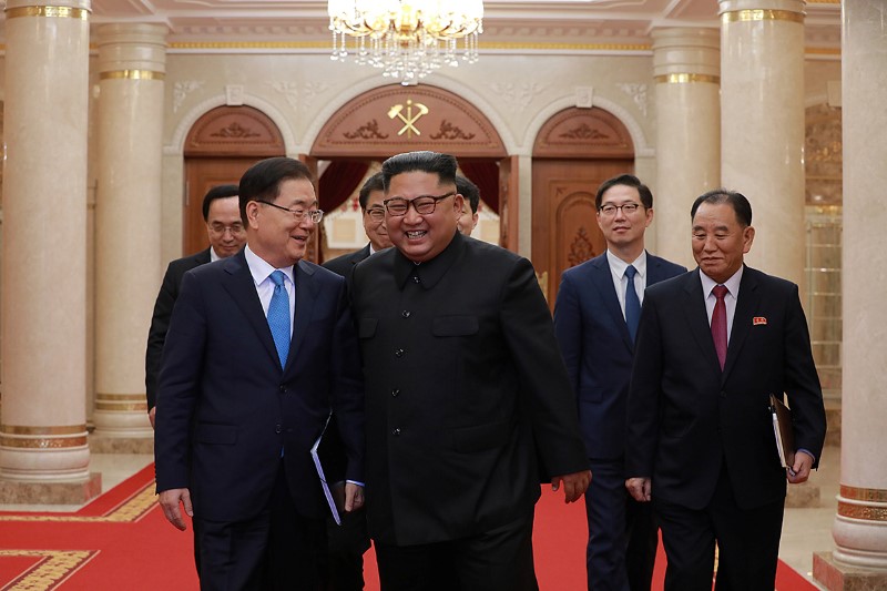 © Reuters. وكالة: زعيم كوريا الشمالية يقول إنه يجب تعزيز الجهود لنزع التسلح النووي